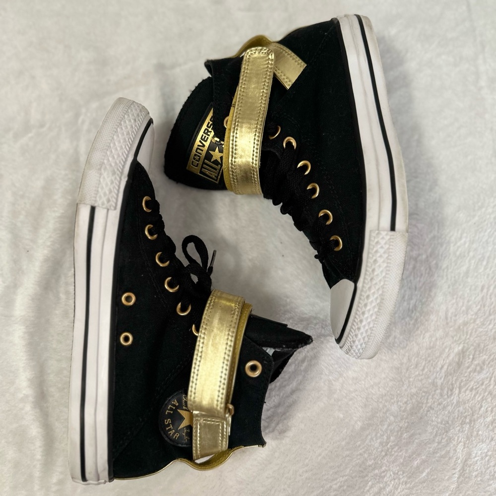 Hi top Converse sneaker women’s size 9